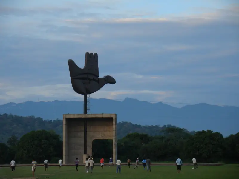 08-17b Open_Hand_monument,_Chandigarh